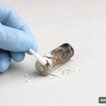 오래된 건전지의 ‘하얀 가루’…맨손 접촉 피하고 분리배출해야