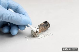 오래된 건전지의 ‘하얀 가루’…맨손 접촉 피하고 분리배출해야